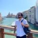 A medida que recorre diferentes ciudades en todo el mundo, va dejando las huellas de su talento por los lugares más insólitos con el único objetivo de difundir su arte y hacer que llegue al corazón de otras personas. Eso es sólo una de las facetas del arquitecto hondureño Óscar Cartagena, también conocido como “Os”. Residente en Barcelona desde hace más de tres años, él subraya que su intención como arquitecto/artista es compartir su obra con todo el mundo.